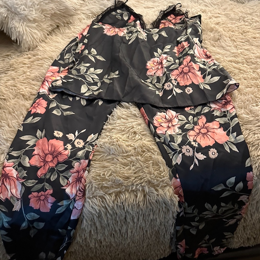 New Women’s two piece satin floral pj’s
